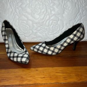 White and black plaid pumps